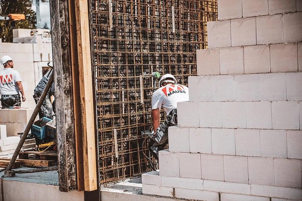 Foto von einer Baustelle, auf der eine Fassadenüberarbeitung durchgeführt wird