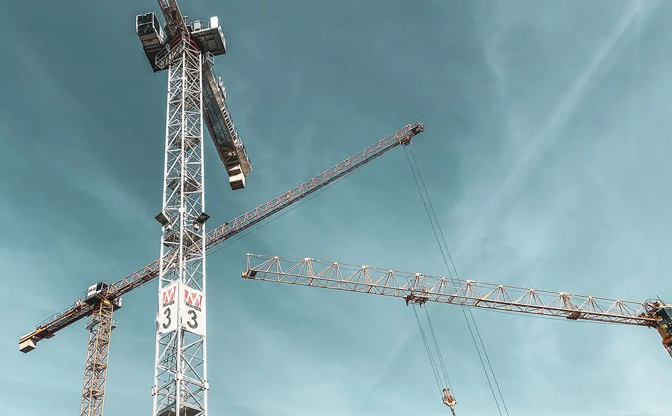 MAUSS Kräne vor blauem Himmel für die Division Rohbau