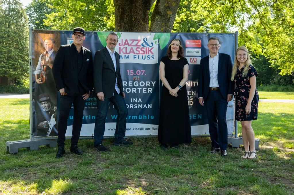 Gruppenfoto der Hauptsponsoren der Kulturinsel Wöhrmühle 2025 vor einem Konzertbanner, lächeln in die Kamera