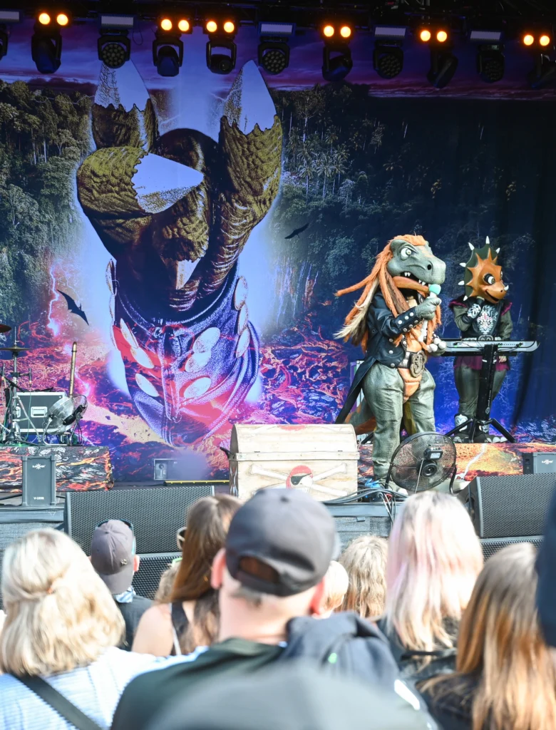 Heavysaurus Band performt in Dino-Kostümen auf der Bühne