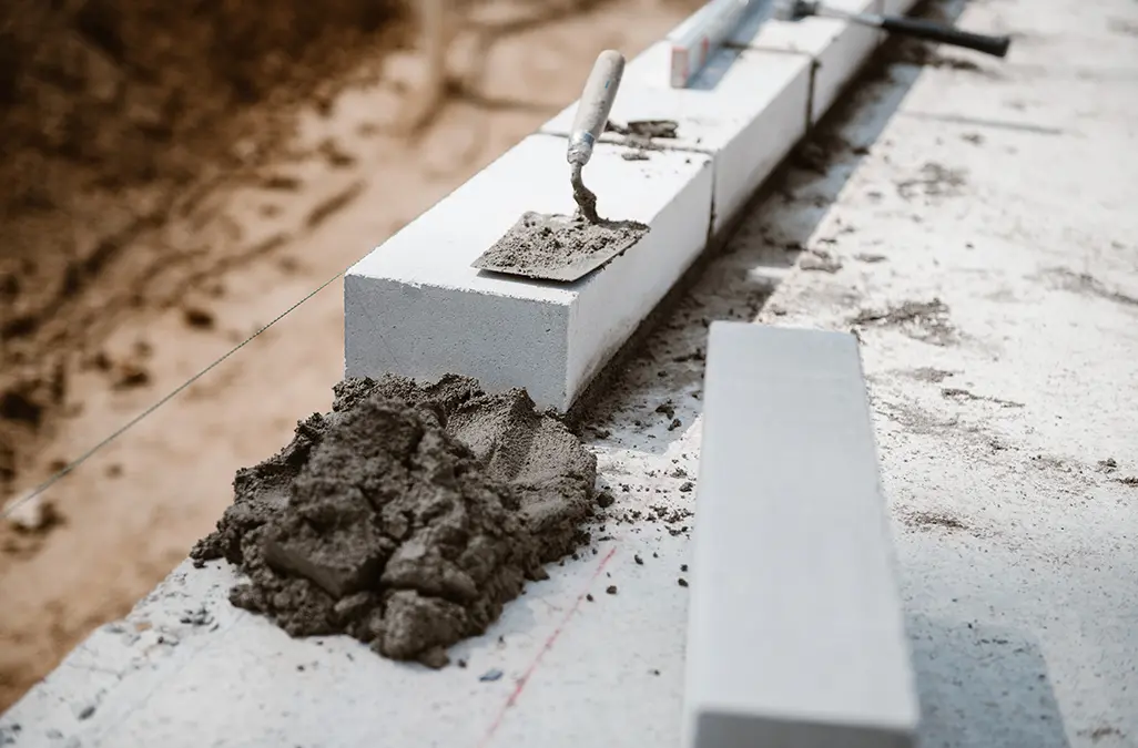 Im Bau befindliche Mauer, mit Spachtel und Spachtelmasse