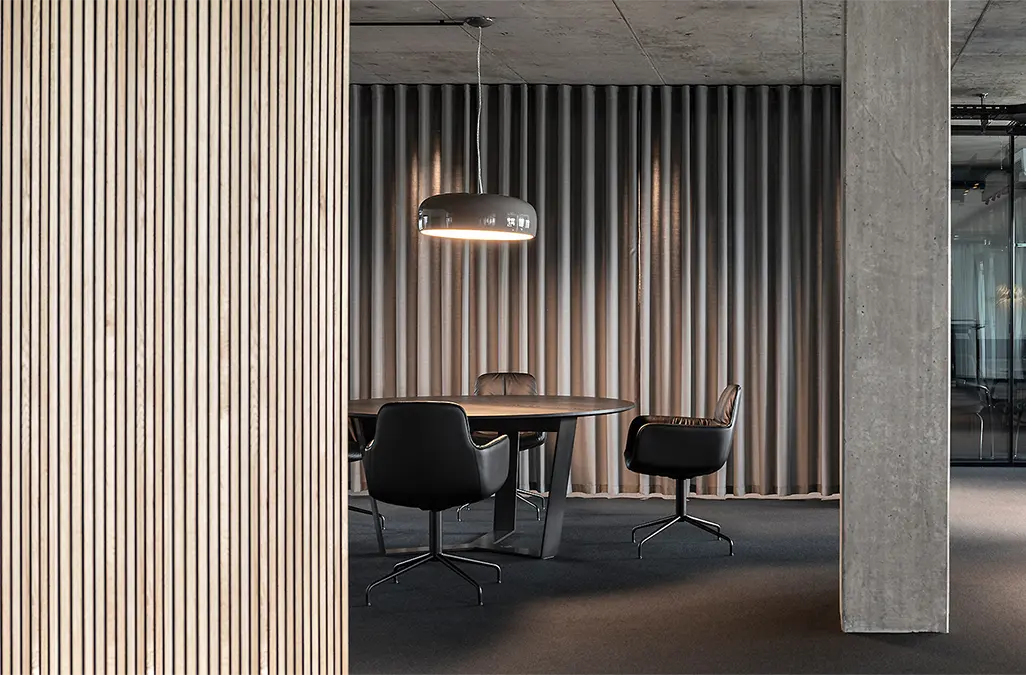 Exklusives Besprechungszimmer bei MAUSS-Bau, mit spannenden Materialien, Möbeln und Beleuchtung