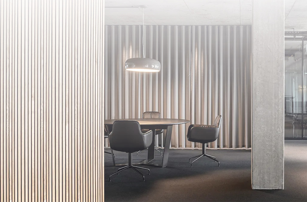 Exklusives Besprechungszimmer bei MAUSS-Bau, mit spannenden Materialien, Möbeln und Beleuchtung