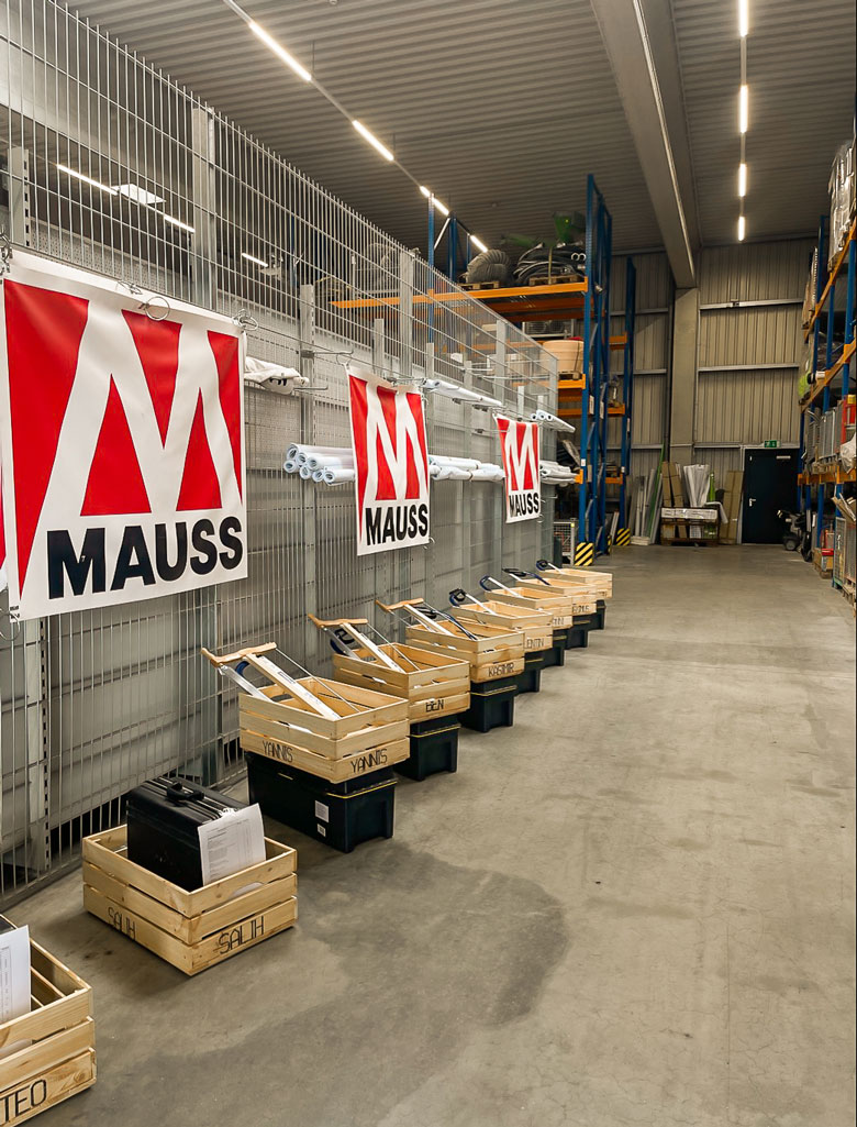 Azubistart 2025, Azubiwerkzeug in Lager, in Kisten verpackt