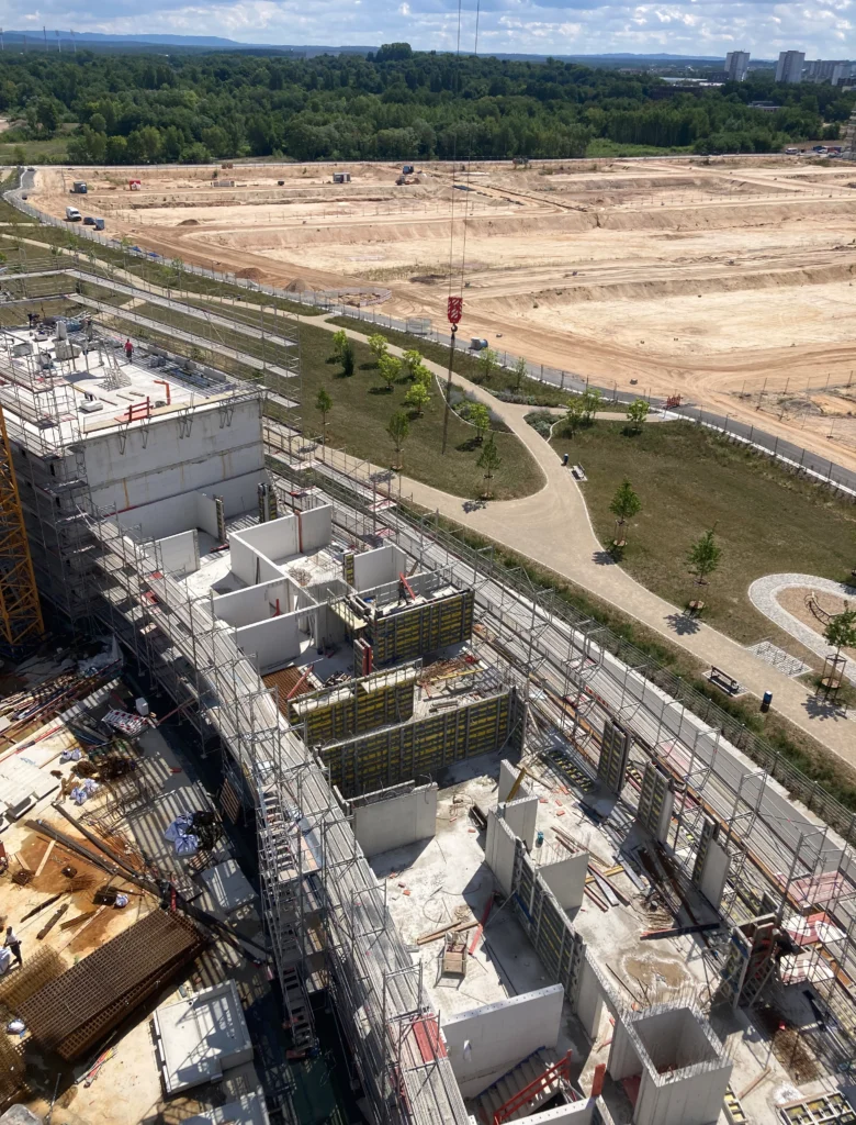 Vogelperspektive auf Baustelle, Rohbau, Landschaft im Hintergrund,