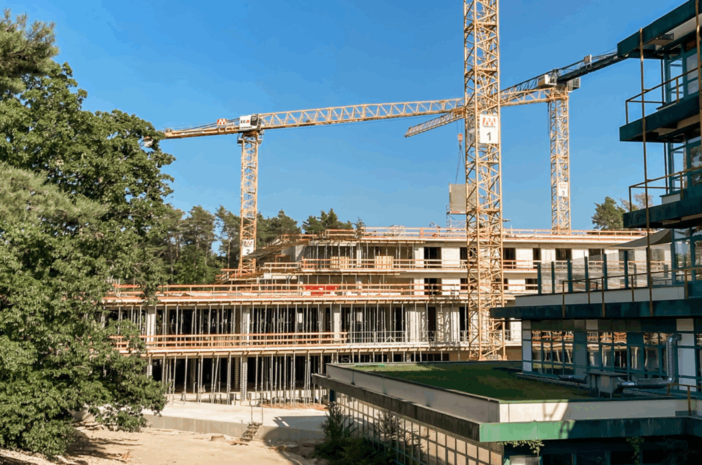 Neubau Klinik Rummelsberg, Rohbau, Außenansicht, 2 Kräne sichtbar, blauer Himmel