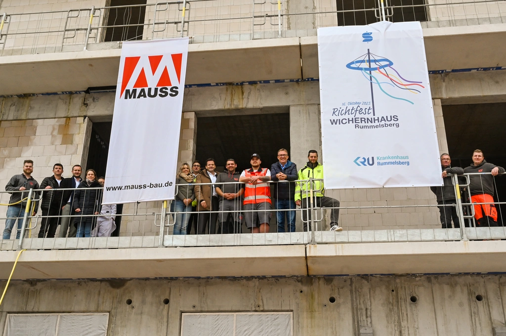 Mauss Banner, Richftest, Klinik; Baustelle