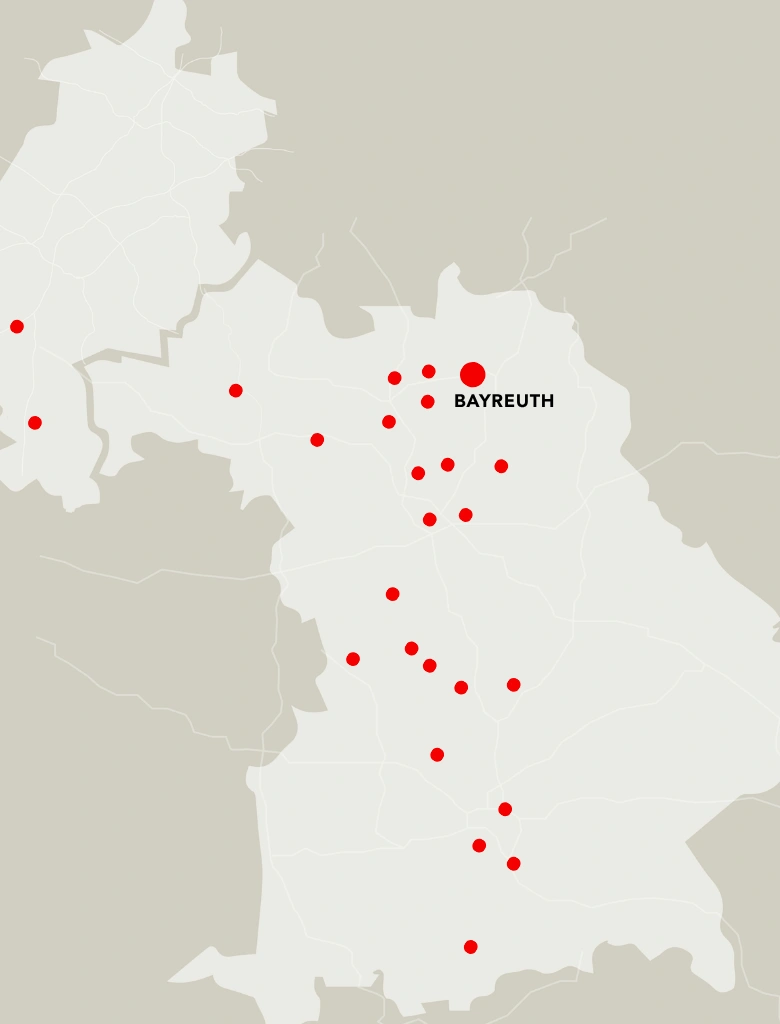 Das Bild zeigt eine Übersichtskarte von Bayern und Hessen. Mehrere rote Punkte markieren verschiedene Baustellenstandorte. Ein größerer roter Punkt hebt den Ort hervor, an dem sich die auf der Website aktuell dargestellte Baustelle befindet.
