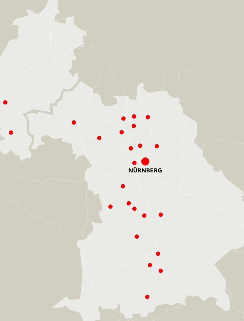 Das Bild zeigt eine Übersichtskarte von Bayern und Hessen. Mehrere rote Punkte markieren verschiedene Baustellenstandorte. Ein größerer roter Punkt hebt den Ort hervor, an dem sich die auf der Website aktuell dargestellte Baustelle befindet.